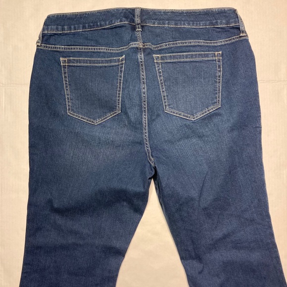NWOT Torrid Relaxed Boot Medium Wash 16S Jeans - Picture 9 of 9